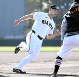 「【巨人】「浦学のジャッジ」ドラ６藤井健翔が本家と同じ背番号９９のユニホーム姿を初披露　半袖でキャンプイン　」の画像1