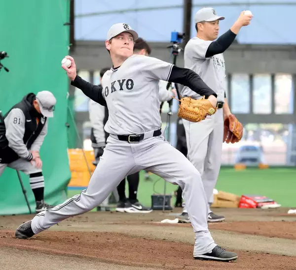 【巨人】ハワードが楽天時代の同僚「ノリモトさん」とブルペンで並んで投球