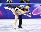 「米メディアも称賛「破ることのできない高得点」「ふさわしい勝者」「優雅な着氷」りくりゅう金メダルを各社が報道」の画像1