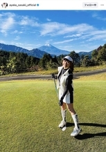 佐々木彩夏が絶対領域を大胆披露！　ミニスカゴルフウェアが「めっちゃキラキラしてる」