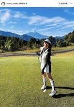 佐々木彩夏が絶対領域を大胆披露！　ミニスカゴルフウェアが「めっちゃキラキラしてる」