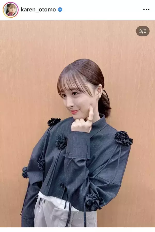 大友花恋、最新ショットでほっぺたプニッ！「可愛いらし過ぎ」「どの衣装も素敵」