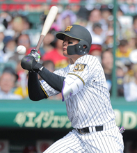 【阪神】森下翔太が左首付近に死球　甲子園騒然…ベンチ裏で治療後グラウンドへ