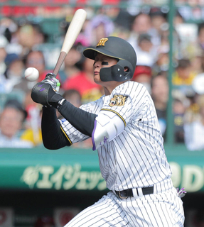 【阪神】森下翔太が左首付近に死球　甲子園騒然…ベンチ裏で治療後グラウンドへ