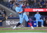 「ブルージェイズ岡本和真、２試合ぶり１２号２ラン　会心の引っ張りに敵地どよめき…左翼ポール付近へ１２１メートル弾」の画像1