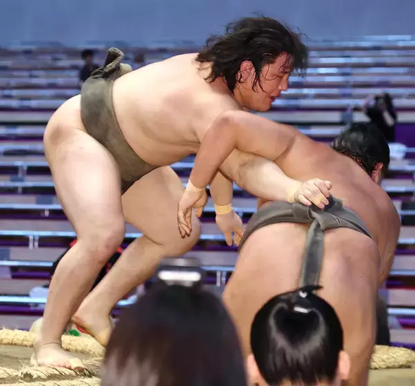 【大相撲】モンゴル出身・ソソルフー改め城勝雄が初土俵で白星「やっとスタートを切れた」　元大関・貴景勝の湊川親方が部屋継承後初の新弟子