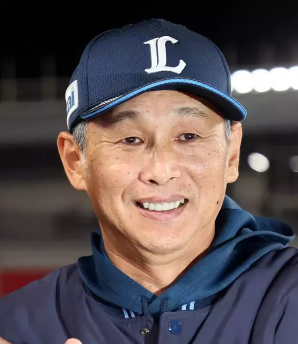 【西武】監督選抜で球宴出場の高橋光成、平良海馬、岩城颯空が西口監督とともにソフトバンク・小久保監督にあいさつ　