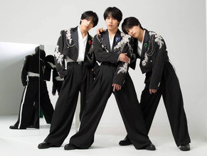 三つ子では史上初！　佐藤三兄弟のデビューシングルが演歌・歌謡曲チャート１位　総合でもトップ１０入り