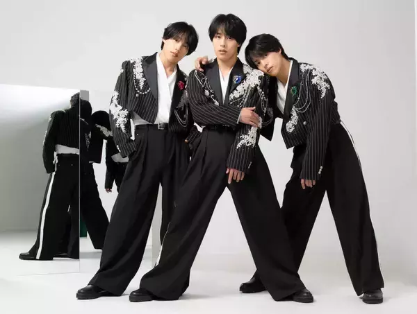 三つ子では史上初！　佐藤三兄弟のデビューシングルが演歌・歌謡曲チャート１位　総合でもトップ１０入り