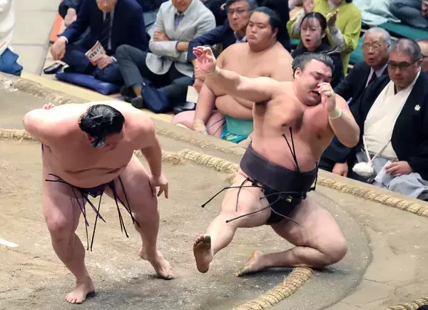 痛恨３敗目の霧島に浅香山審判部長「厳しく見られてもしかたがない」…中日までに平幕に３敗で綱取り絶望的
