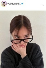 新木優子、小顔際立つめがね姿にファンびっくり「メガネがでかいのか顔が小さいのか」「モンスターな破壊力」