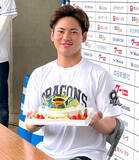 「【中日】金丸夢斗がバースデーケーキに仰天「すごっ！ グラブやん」２３歳は規定投球回＆２ケタ勝利誓う」の画像1