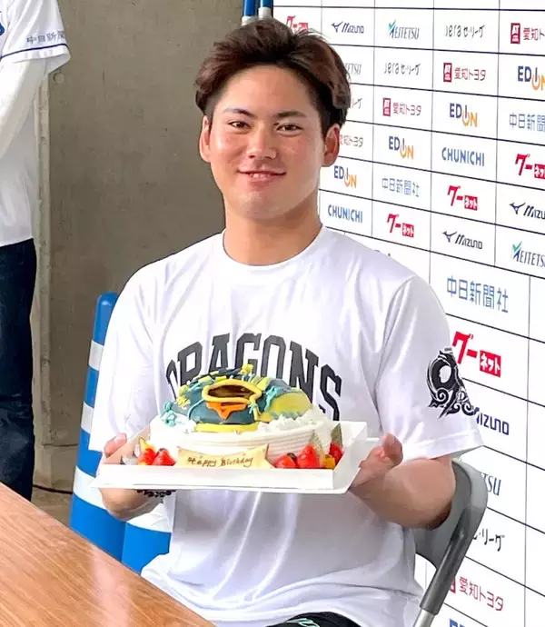 【中日】金丸夢斗がバースデーケーキに仰天「すごっ！ グラブやん」２３歳は規定投球回＆２ケタ勝利誓う