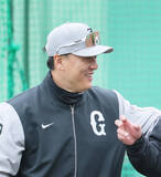 「【巨人】「アジアの大砲」イ・スンヨプコーチ、石塚裕惺の特大弾にニッコリ」の画像1