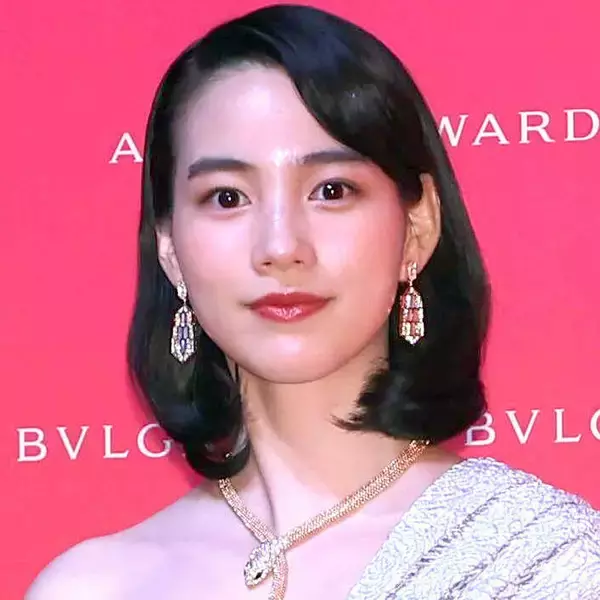 「ぶっ飛んだ」朝ドラヒロイン女優の激変姿に反響「なんじゃあこりゃぁｗ」「奇天烈」「インパクト」…のん奇抜な衣装ショット