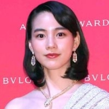 「ぶっ飛んだ」朝ドラヒロイン女優の激変姿に反響「なんじゃあこりゃぁｗ」「奇天烈」「インパクト」…のん奇抜な衣装ショット
