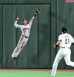 「侍ジャパン・周東佑京がフェンスにぶつかりながら好捕「今日はすごいなって言葉でご飯を食べたい」守護神・大勢も最敬礼」の画像1