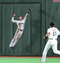 侍ジャパン・周東佑京がフェンスにぶつかりながら好捕！　守護神・大勢は「僕にとっては大きなプレー」