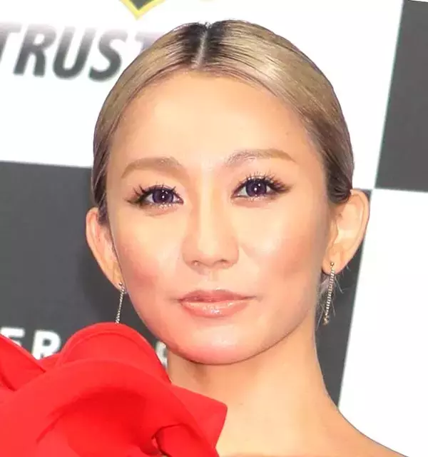第２子妊娠の倖田來未　お腹ふっくら？！ノースリーブ衣装姿…「綺麗すぎる」「めちゃくちゃ可愛い」の声