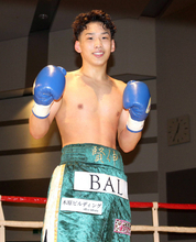 高岡賢伸、鮮やか２回ＴＫＯ勝ち　ボクシング一家出身のサウスポーが西日本新人王４強入り