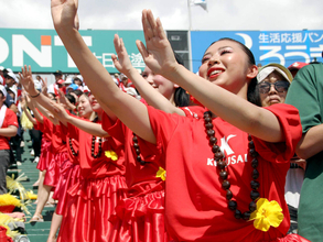 【甲子園】フラダンス部が熱烈応援　東日本国際大昌平アルプス席を華麗に彩る「甲子園はすごいです！」