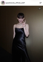 綾瀬はるか、ラインあらわなテロテロ素材ブラックドレス姿が大人セクシー！「美が溢れて」「完璧」「ナイスボディー」