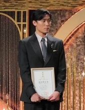 【日本アカデミー賞】松谷鷹也が新人俳優賞受賞「慎太郎さん連れてきてくれてありがとう」…本人のグラブを手にレットカーペットを歩く