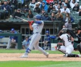 岡本和真が３打席連続三振　６試合連続安打中…村上宗隆と初対戦　村上は本拠地開幕の第１打席に中前安打