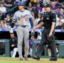大谷翔平の打席で起きた“珍事”に球場騒然　満塁の絶好機で痛恨ライナー併殺が一転、まさかのボークで“打ち直し”