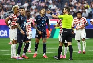 【Ｗ杯】珍事！　主審がイエローカード対象選手を間違える　ＶＡＲで取り消し→逆にシミュレーションで警告