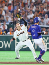 【巨人】一塁デビューの岸田行倫「緊張しました」ファーストミットは「リチャードに借りて」