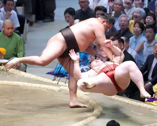 【大相撲】横綱・豊昇龍が連勝スタート　隆の勝を豪快にすくい投げ　横綱初優勝目指す