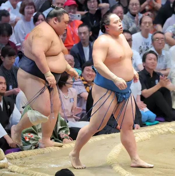 琴栄峰が勝ち越して首位キープ　過去２敗の藤凌駕から初勝利の要因は「立ち合いで前傾姿勢を保てている」