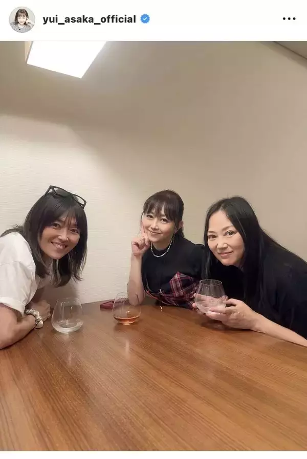 浅香唯、“風間三姉妹”のプラベショットを披露！長年の絆にファン歓喜「本当の姉妹みたい」「仲良しショット最高」