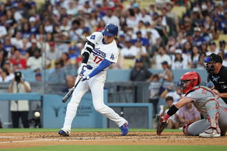大谷翔平、復帰戦４度目の打席で四球　５日ぶり出塁　２度スイングも捉えられずファウル…右腕グルグル確認も　６４打席ノーアーチ