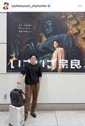 「ダブル亮平さんー！」鈴木亮平、メガネ姿の全身ショットに「脚長ーい」「パネルが霞むほどの実物の破壊力」と反響