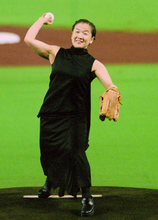 谷亮子さん「これこそがプロ」始球式で松井さんグラブに感動…新監督へエール「更に大きな存在になられる」