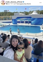 岡副麻希アナ、２歳娘を抱っこした姿「すっかりママ」「水着すてき」レーシングドライバー夫との家族写真も公開