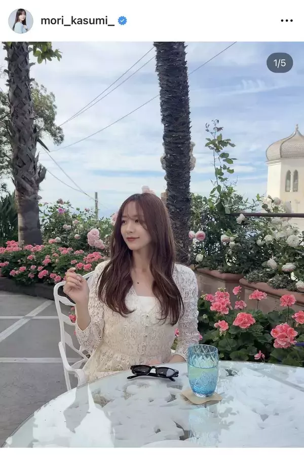 森香澄、海外でのオフショットが美しすぎる…「憧れです」「魅力的」「花がいっぱいだけど一番綺麗です」と話題に！