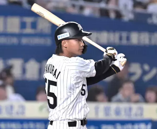 【ロッテ】ドラ４ルーキーの桜井ユウヤが７回にプロ初安打　一塁ベンチに向かってガッツポーズ
