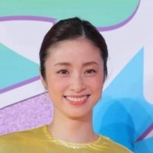 【Ｍ―１】司会の上戸彩、デコルテあらわなロングドレスで会場の視線釘付け「今年も上戸彩が美しい」の声殺到