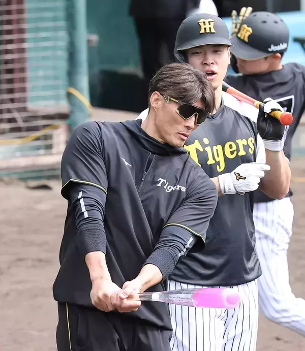 【阪神】糸井嘉男ＳＡが「超人ワールド」全開で指導　バトルロープ、アクアバット…宜野座キャンプで臨時コーチ