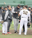 「【巨人】松井秀喜臨時コーチの門下生１号はリチャード　６分超の熱血指導」の画像1