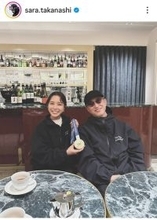 高梨沙羅が「可愛すぎぃ」おそろコーデの男性と「楽しそう」「その笑顔」「リラックスしてる」とほっこり