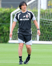 日本代表の中村俊輔コーチが初練習に参加　桐光学園高の後輩ＦＷ小川航基「心強い方が来てくれた」