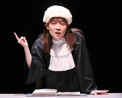三浦透子の一人舞台「プライマ・フェイシィ」開幕　勝利を貪欲に追い求める弁護士を熱演