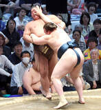 「大関復帰を目指す安青錦が初日から３連勝　過去５勝０敗の伯乃富士に勝利　土俵下では足もとを気にするそぶりも」の画像1