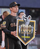 「【阪神】近本光司が通算１０００試合出場を達成　プロ野球５４６人目　５回終了時に記念ボードが贈られる」の画像1