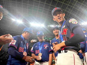 【Ｕ―１８】突然始まった“織田詣”１５７キロ右腕が見せた神対応　サインなど求める各国代表に「こんな機会ない」…アジア選手権