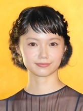 宮﨑あおい４０歳の姿に「まじか」「奇跡」ミニで抜群スタイル見せた…岡田准一と結婚９年